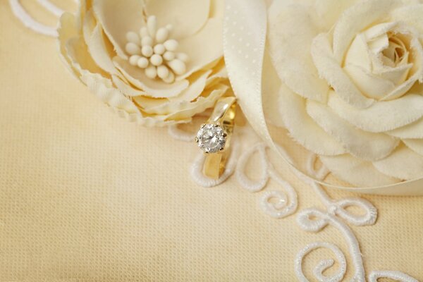 A ring with a pebble on a background of white flowers