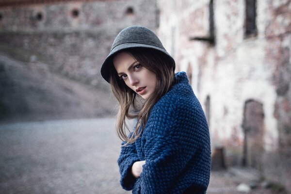 Karina suntseva dans le chapeau et son regard