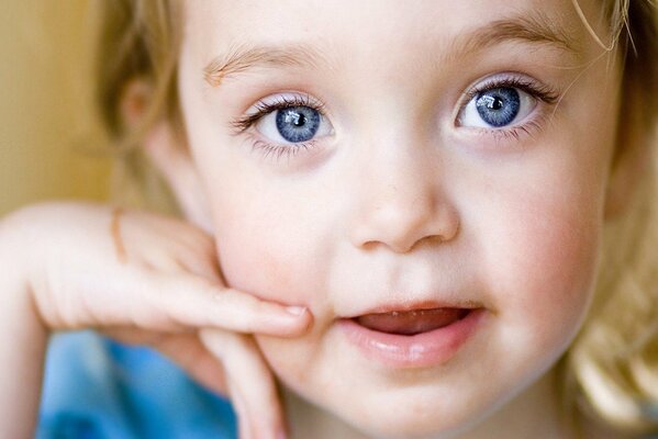 Fille avec de beaux yeux