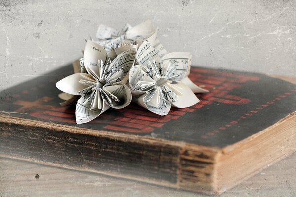 Musique. cahier de notes. fleurs de notes. origami