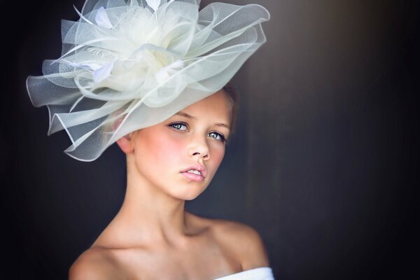 Fille Julia dans un beau chapeau