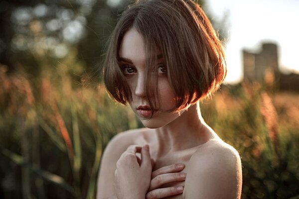 Chica con cara en el campo verde