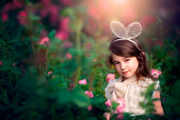 Kinderfotografie. Mädchen in Blumen