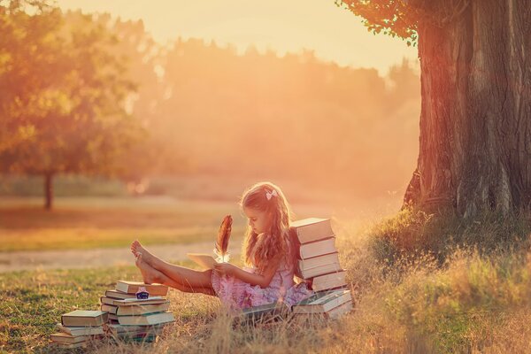 La jeune fille lit un livre avec enthousiasme