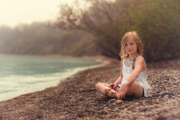 Fille sur la rive de la belle mer