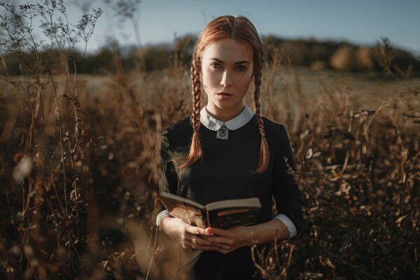 Carta da parati ragazza con trecce e libro