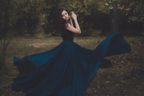 Morena chica en vestido azul