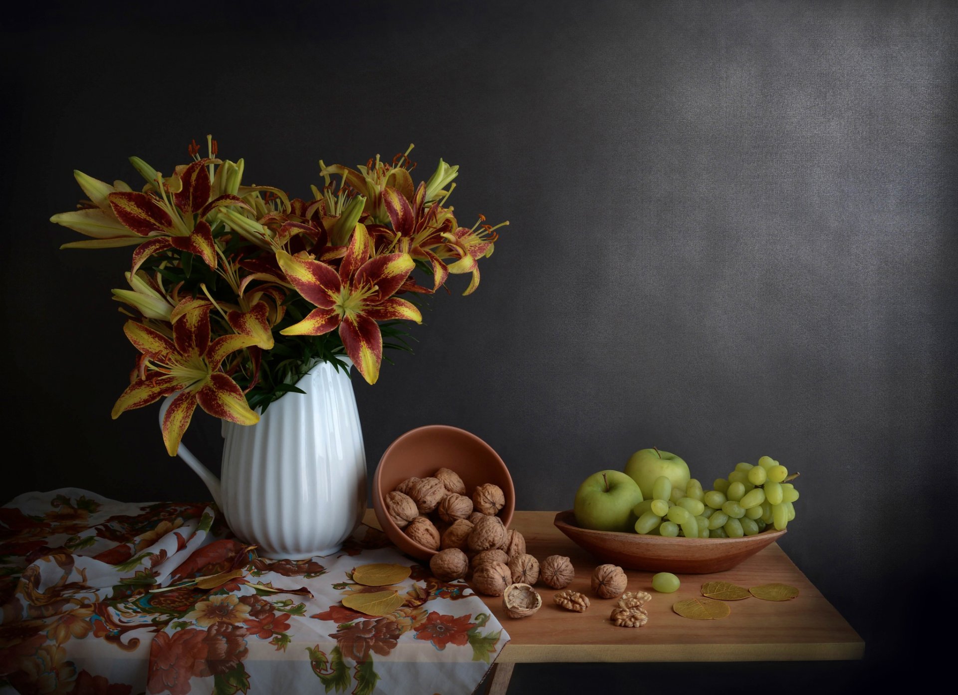 nature morte fleurs lys noix pommes raisins