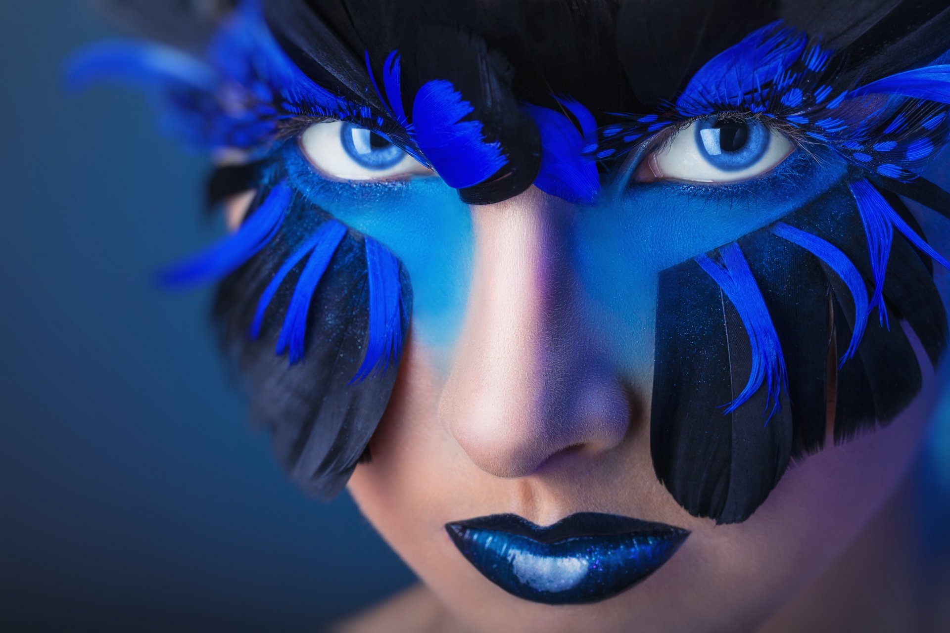 style fille plumes maquillage regard yeux bleus