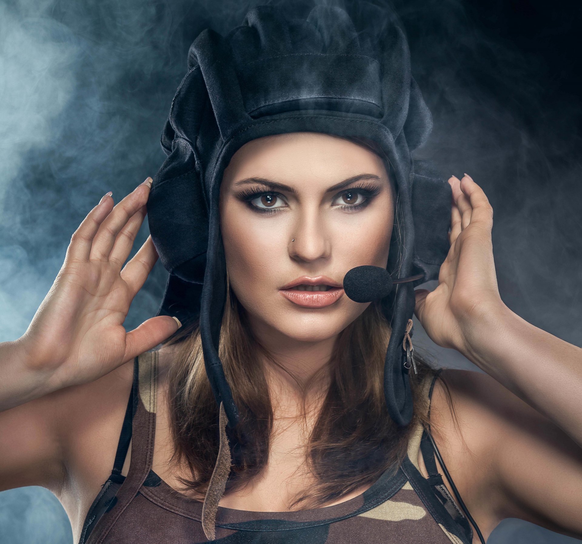 estilo militar chica hermosa tanker casco de tanque auriculares interfono dispositivo vista objetivo hermoso fondo fondo de humo fondo de pantalla