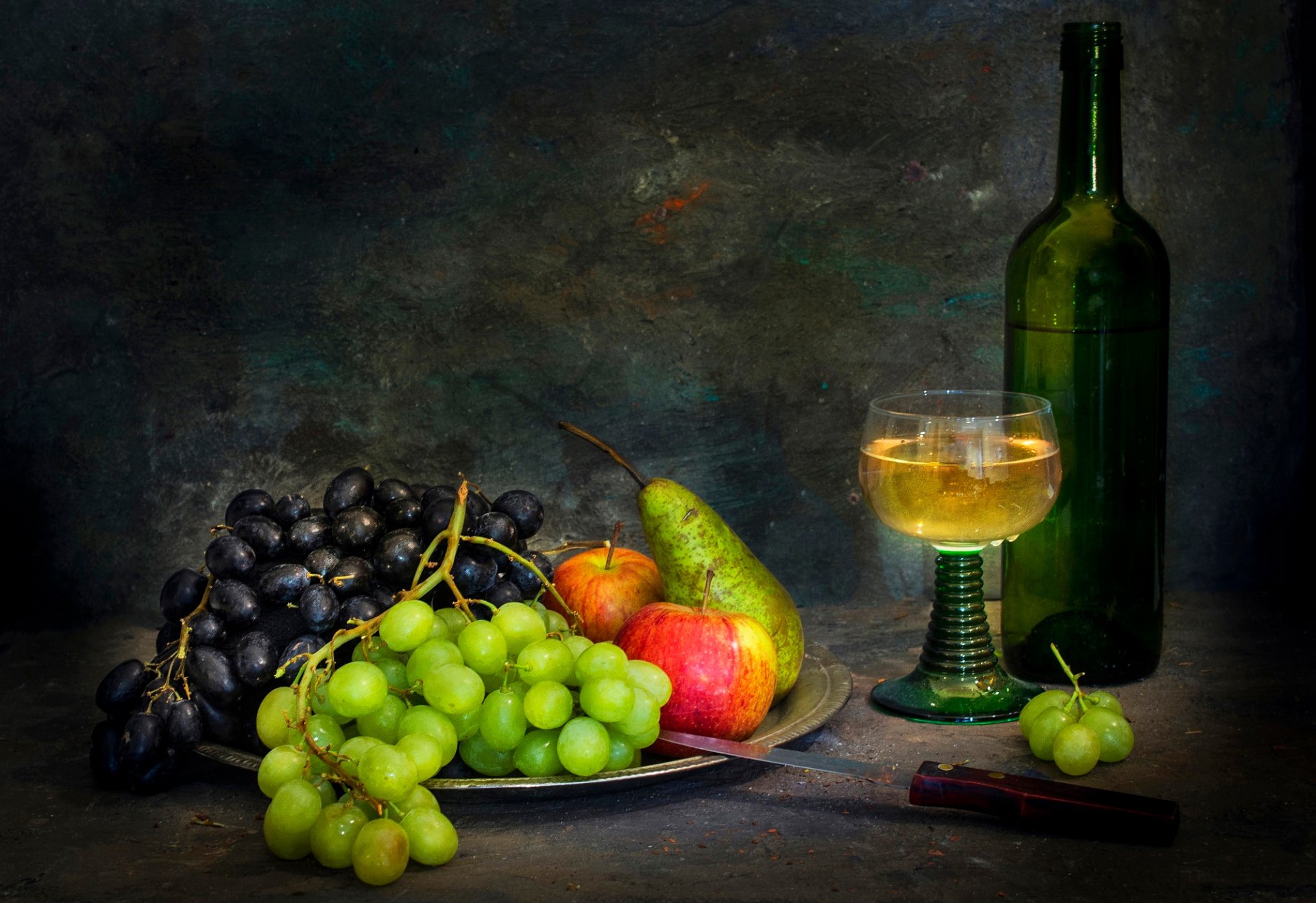 süßweinströme flasche weißwein messer obst stillleben