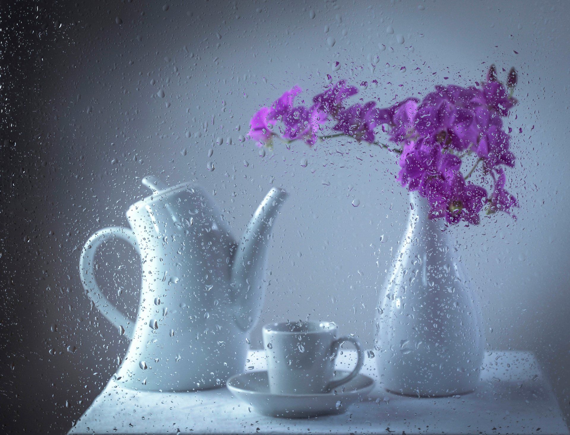 nachmittagstee teekanne tasse blumenstrauß tropfen