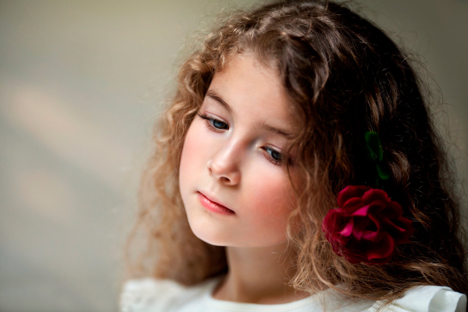 porträt mädchen rose blume kinderfotografie