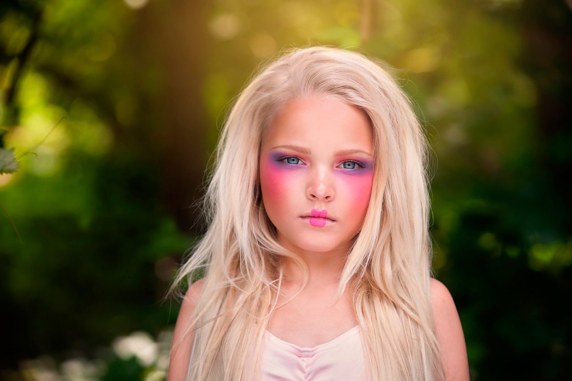 porzellanpuppe mädchen make-up kinderfotografie