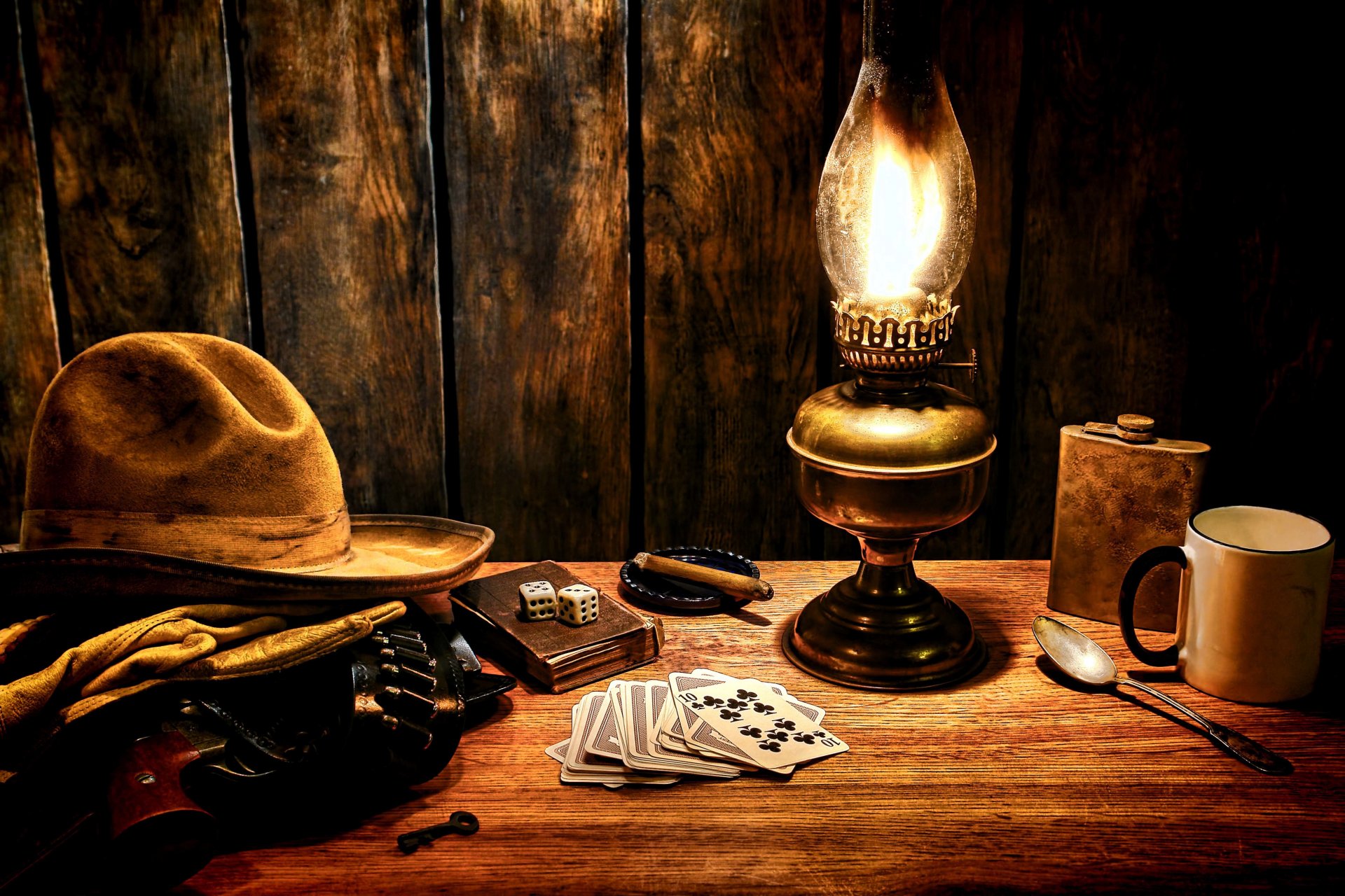 tisch oberfläche cowboy hut handschuhe revolver colt patrone wilder westen lampe spielkarten würfel würfel becher flachmann schlüssel zigarre stil western western tapete