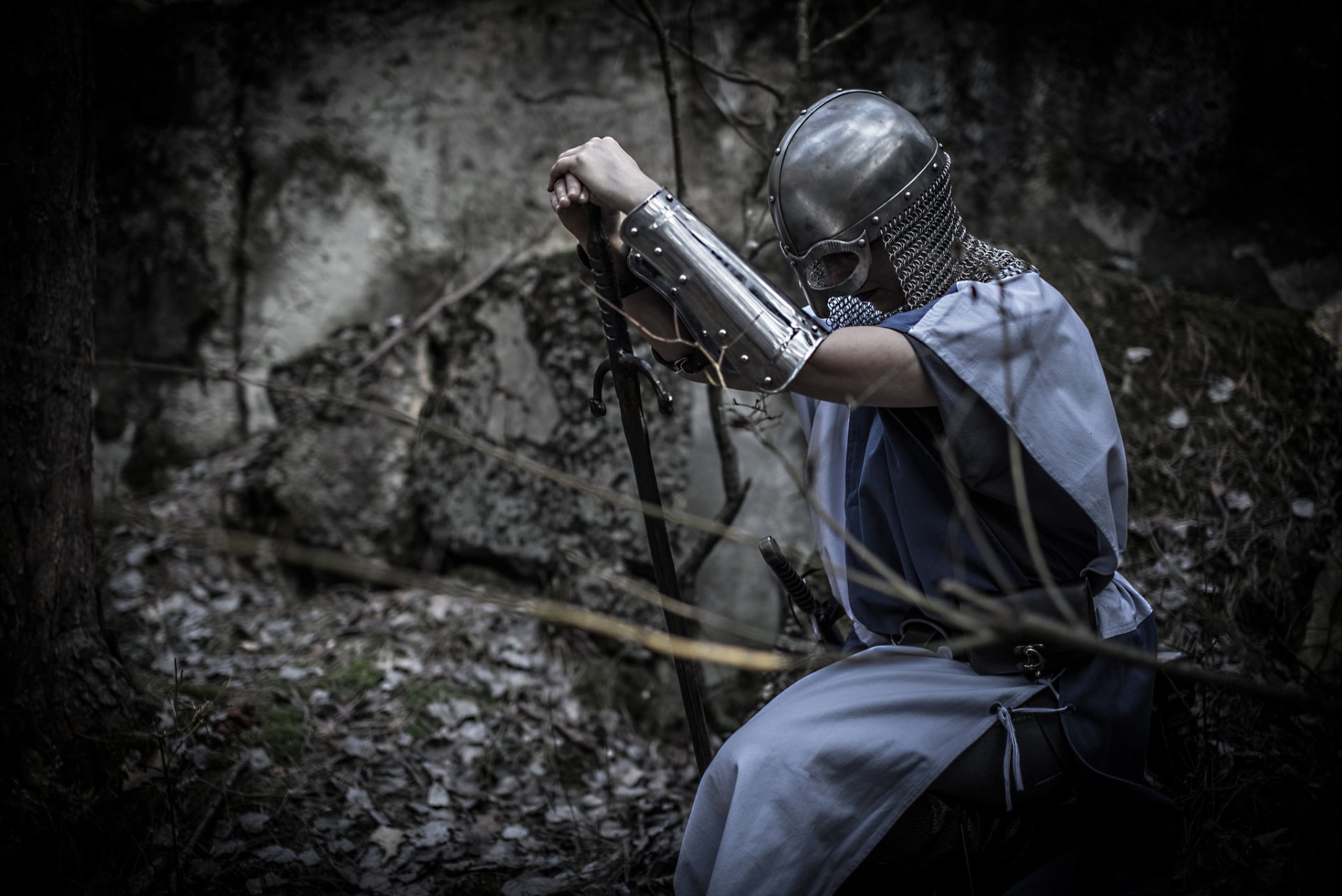 fille guerrier armure épée fond