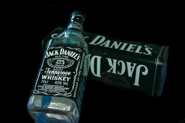 Bouteille jack daniels sur fond noir