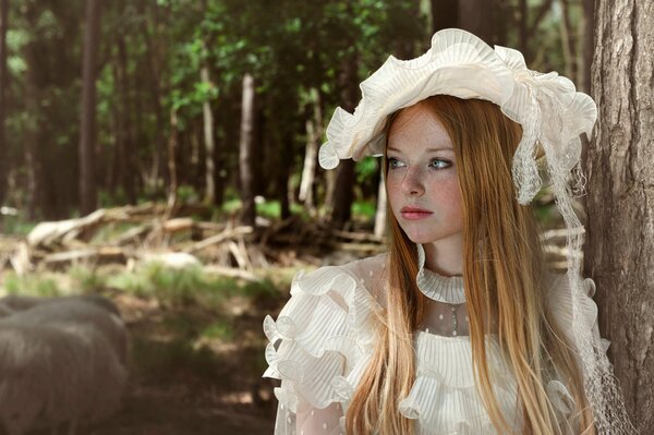 Die Blondine trägt einen Hut. Wald. Sommer