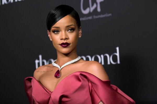 Rihanna mit Brilliant Halskette mit dunklem Make-up