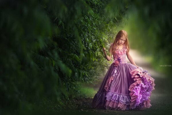 Prinzessin Mädchen im Wald. Rosa Prinzessin Kleid