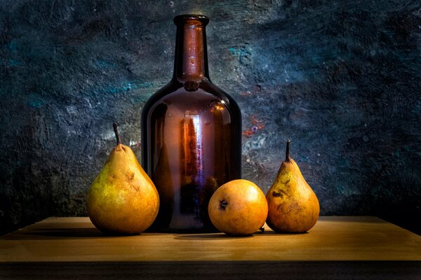 Nature morte. Bouteille en verre. Poires