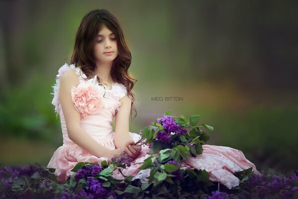 Fille dans le jardin avec un bouquet de fleurs