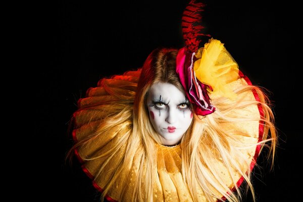 Ragazza truccata come la versione femminile di Pennywise The Clown