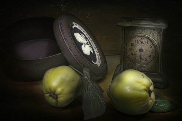 Still Life Orologio vintage circondato da mele