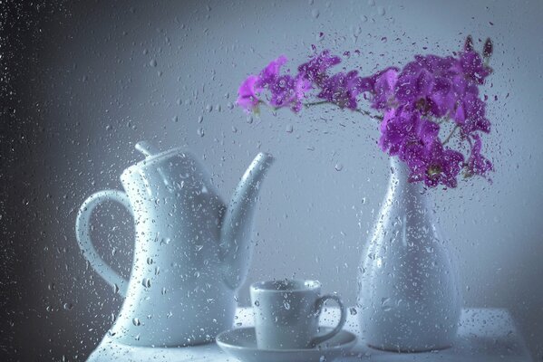 Una fiesta de té en una habitación cálida cuando la lluvia está fuera de la ventana