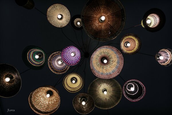 Lumières multicolores avec des lampes allumées sur fond noir