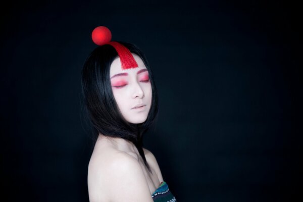 Photo d une fille avec une boule rouge sur sa tête