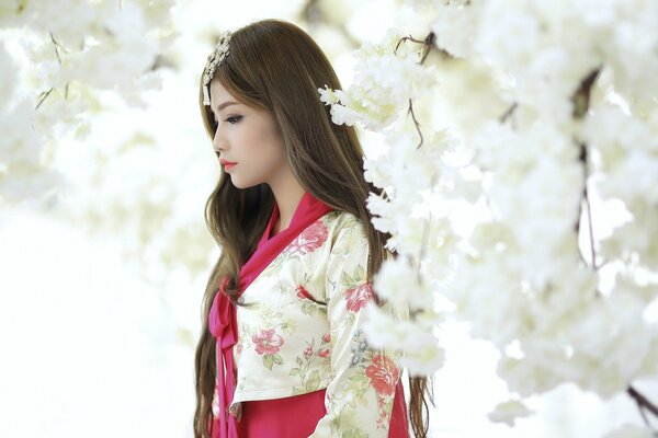 Fille asiatique dans le jardin de printemps