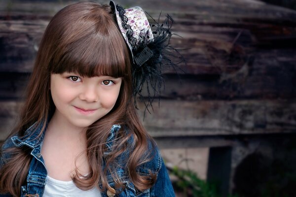 Niña con sombrero posando