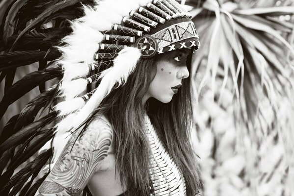 Fille dans une coiffe de plumes