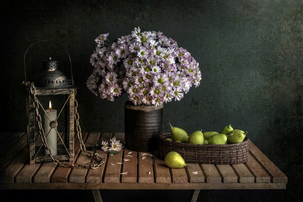 Nature morte avec des fleurs, des poires et des bougies