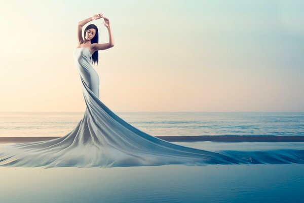 Fille en robe fluide sur fond de mer