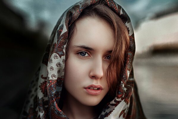 Foto retrato de una niña en un pañuelo en el estilo ruso