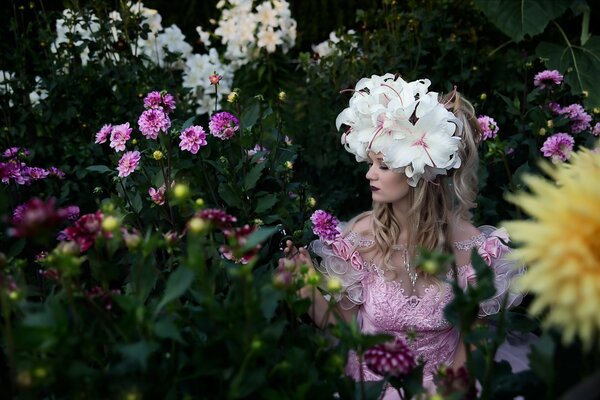 Foto eines Mädchens mit Blumen im Haar