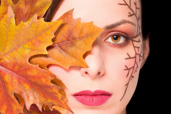 Belle fille dans le maquillage d automne