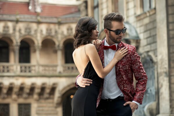 Couple de jeunes sur le fond d un ancien bâtiment