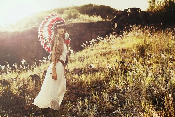 Fille avec des plumes dans le champ