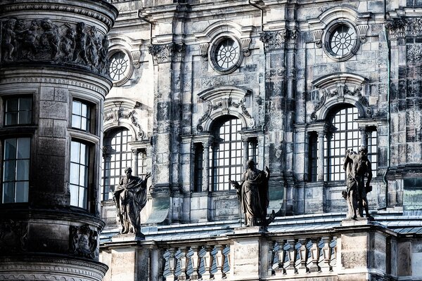 Steinstatuen am Balkon