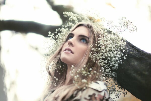 Chica con una corona de flores secas en el pelo