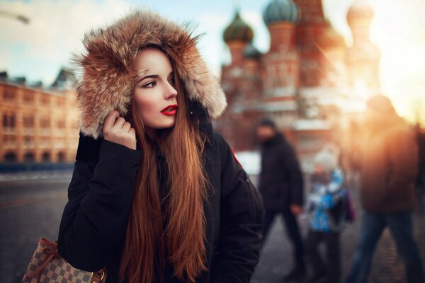 Una chica con una chaqueta de piel en la Plaza roja