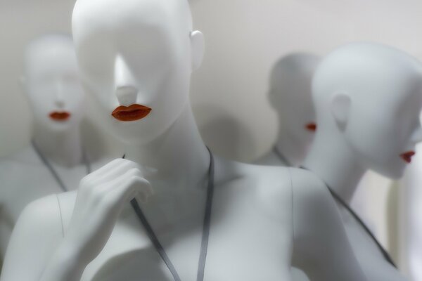 Mannequins blancs avec des lèvres rouges