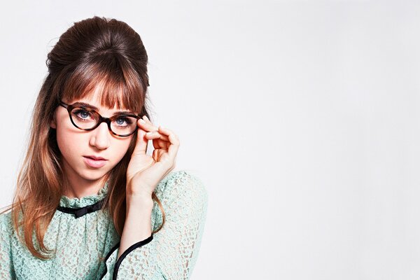 Zoe Kazan con un peinado reto en gafas redondas