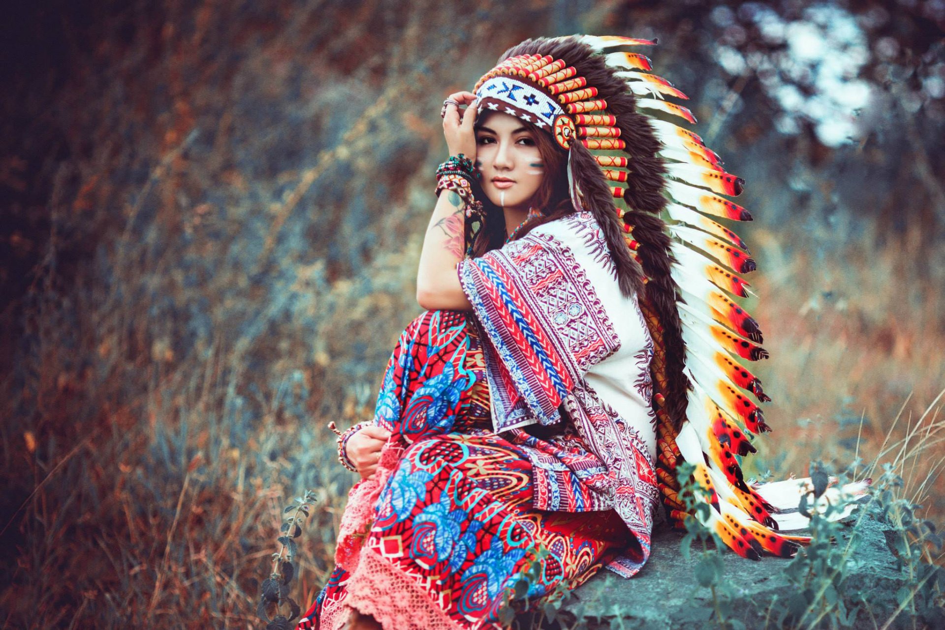 chica sentado cara mirada tocado plumas naturaleza