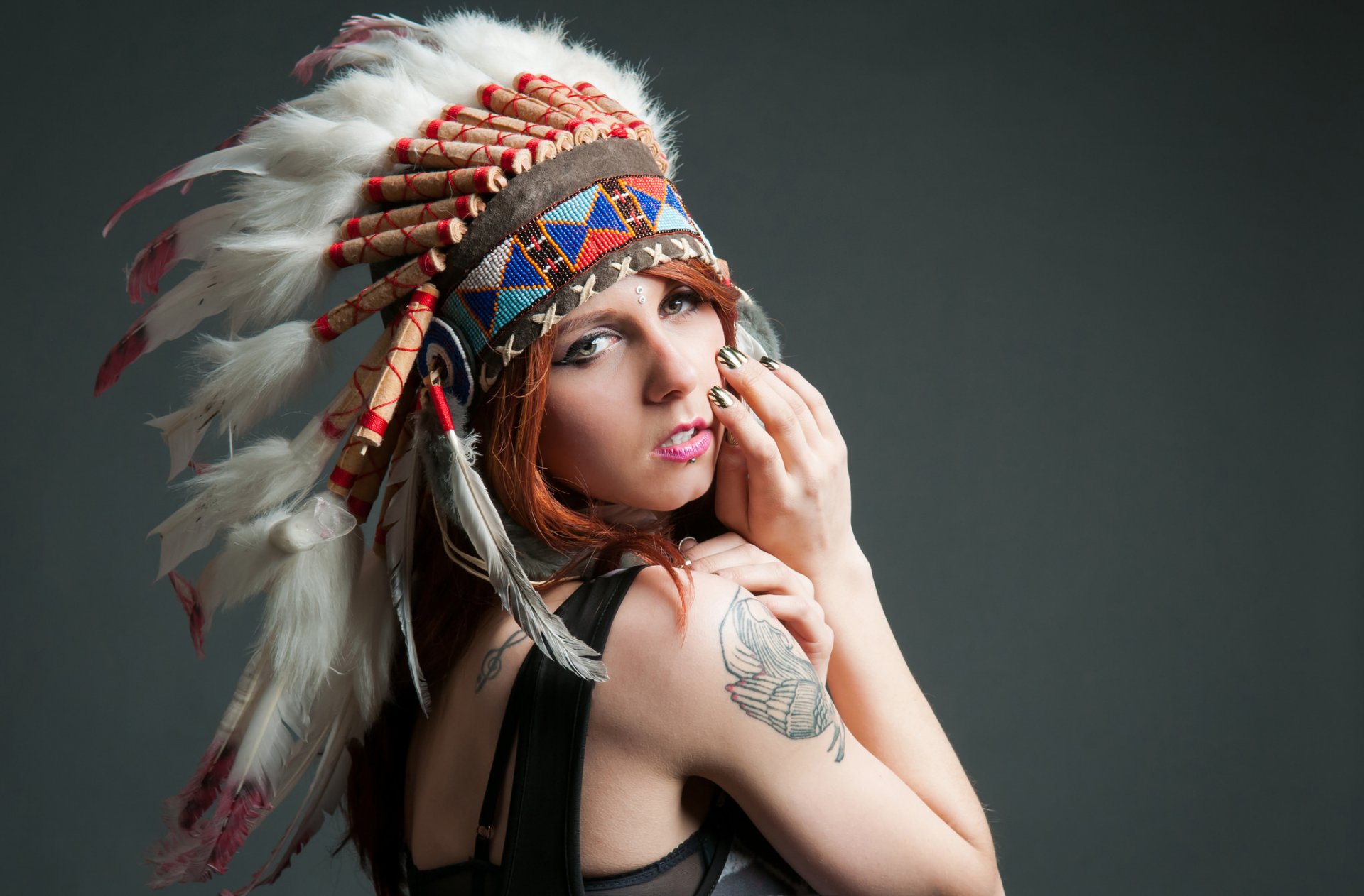 fille visage regard tatouage coiffe plumes fond