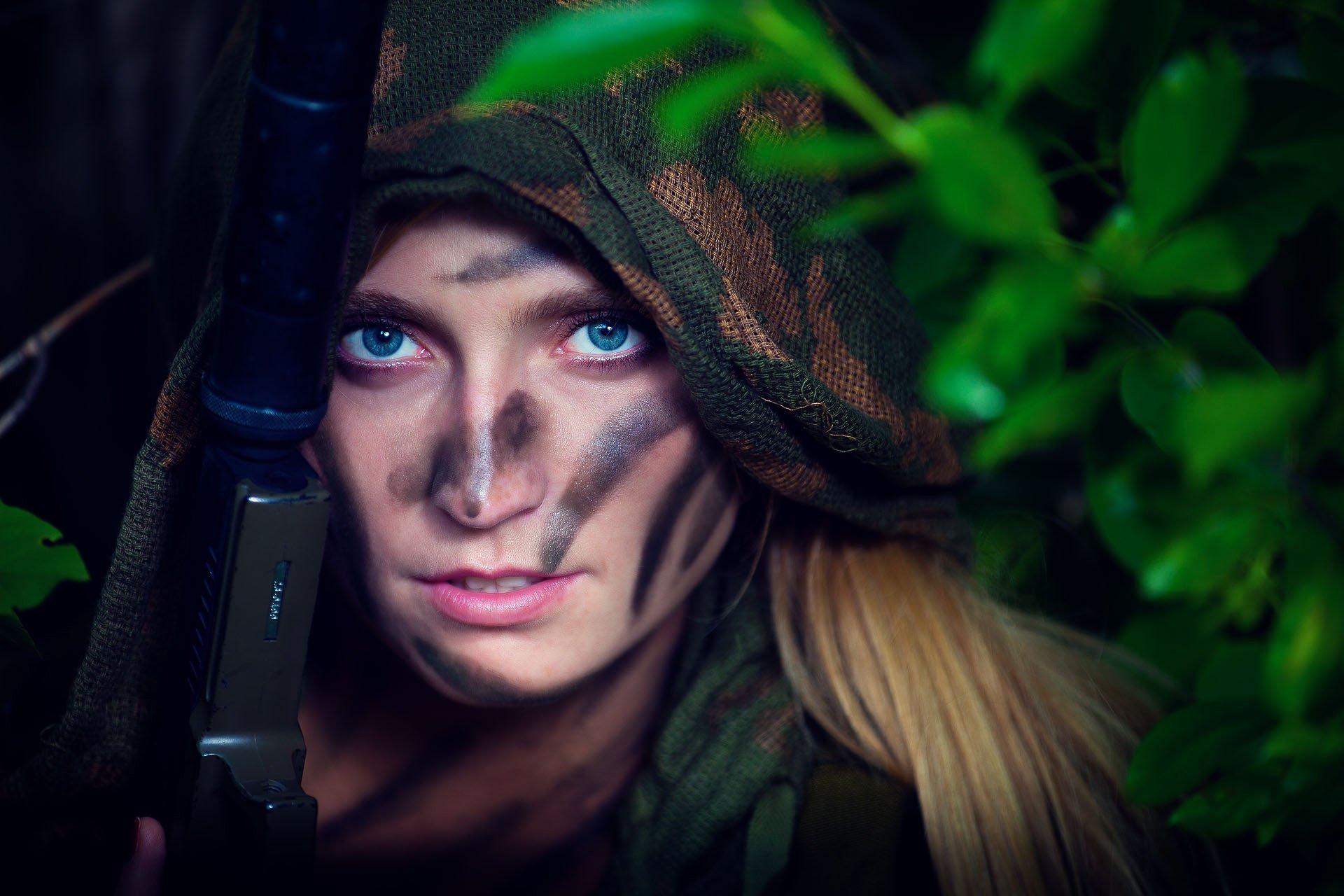 tyle military scout girl battle paint camouflage suit hood flowers khaki weapon silencer ambush