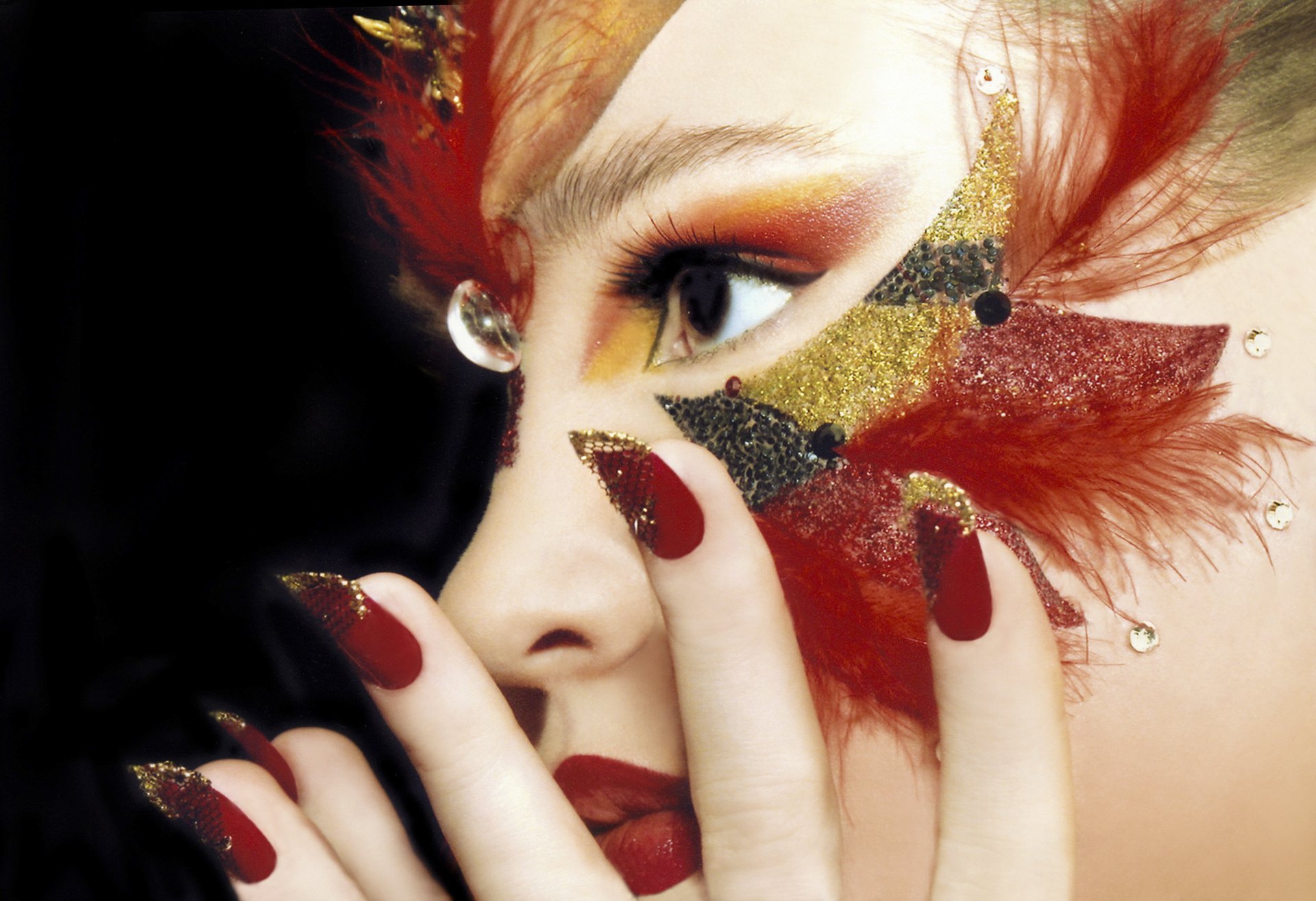 estilo chica cara mirada maquillaje plumas mano manicura